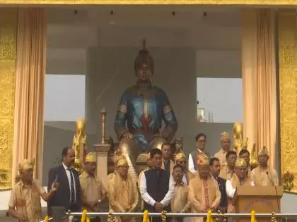Assam: मुख्यमंत्री ने स्वर्गदेव चाओलुंग सुकाफा की प्रतिमा का अनावरण किया Assam: मुख्यमंत्री ने स्वर्गदेव चाओलुंग सुकाफा की प्रतिमा का अनावरण किया