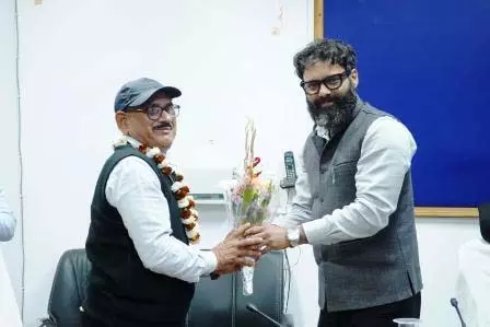 कलेक्टर व्यास ने सेवानिवृत्त हुए नायब तहसीलदार सदाशिव मिश्रा को दी सम्मानपूर्वक विदाई कलेक्टर व्यास ने सेवानिवृत्त हुए नायब तहसीलदार सदाशिव मिश्रा को दी सम्मानपूर्वक विदाई