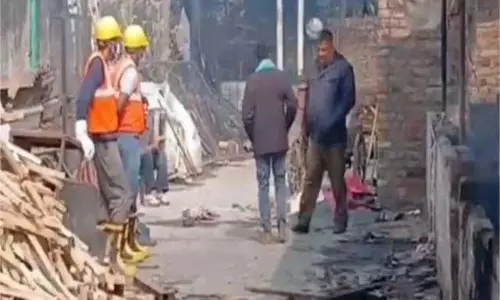 Faridabad: प्लाईवुड फैक्ट्री में आग लगने के बाद मिले दो मजदूरों के कंकाल Faridabad: प्लाईवुड फैक्ट्री में आग लगने के बाद मिले दो मजदूरों के कंकाल