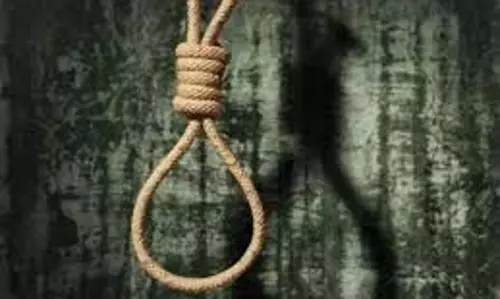 Bihar News :गेस्ट हाउस के कमरे में फंदे से लटके मिले बाप-बेटा,जांच में जुटी पुलिस Bihar News :गेस्ट हाउस के कमरे में फंदे से लटके मिले बाप-बेटा,जांच में जुटी पुलिस