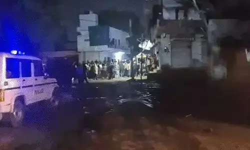 फैक्ट्री में ऑक्सीजन सिलेंडर फटा, मैनेजर और मजदूर की मौत