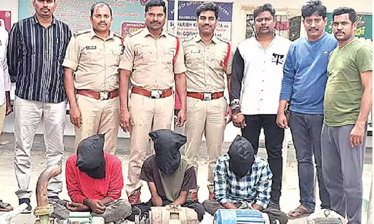 Andhra: कासिमकोटा पुलिस ने इलेक्ट्रिक मोटर चोरी का मामला सुलझाया Andhra: कासिमकोटा पुलिस ने इलेक्ट्रिक मोटर चोरी का मामला सुलझाया