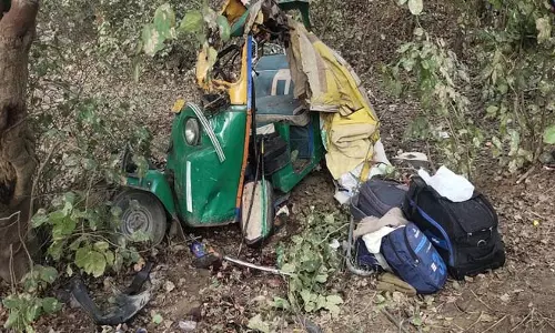 Agra: कंटेनर ने दो ऑटो-रिक्शा को मारी टक्कर , छह लोगों की मौत Agra: कंटेनर ने दो ऑटो-रिक्शा को मारी टक्कर , छह लोगों की मौत