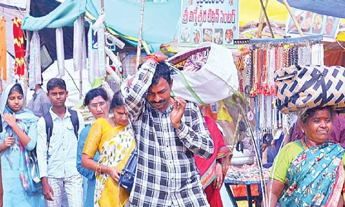 Telangana: ठहरने के बाद श्रद्धालु वापसी की यात्रा शुरू करते हैं
