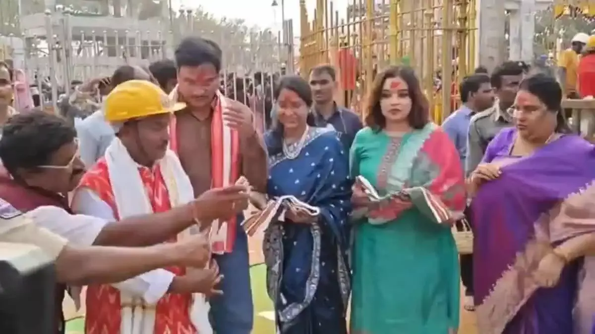 Telangana के DGP ने मेदाराम जतरा की सुरक्षा और लापता बच्चों के लिए QR सिस्टम की तारीफ़ Telangana के DGP ने मेदाराम जतरा की सुरक्षा और लापता बच्चों के लिए QR सिस्टम की तारीफ़