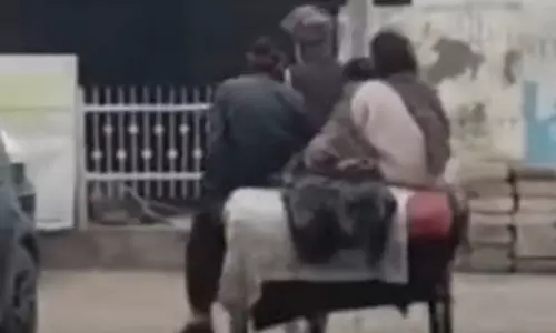 hospital से पत्नी का शव ठेले पर ले जाने के लिए मजबूर हुआ पति hospital से पत्नी का शव ठेले पर ले जाने के लिए मजबूर हुआ पति