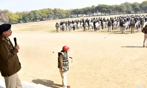 police पशुपालन नहीं एडीजीपी ने जूती पहनने पर पुलिसकर्मी की आलोचना की police पशुपालन नहीं एडीजीपी ने जूती पहनने पर पुलिसकर्मी की आलोचना की