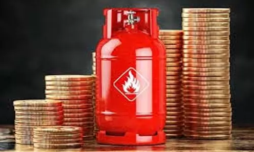 LPG Cylinder Price: बजट से पहले महंगा हुआ गैस सिलेंडर, जानें नया रेट LPG Cylinder Price: बजट से पहले महंगा हुआ गैस सिलेंडर, जानें नया रेट