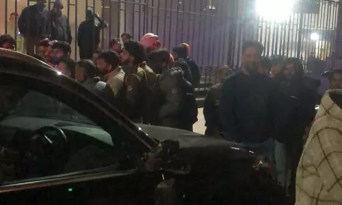 Jalandhar : SHO madam की BMW कार को फायर ब्रिगेड ने मारी टक्कर Jalandhar : SHO madam की BMW कार को फायर ब्रिगेड ने मारी टक्कर