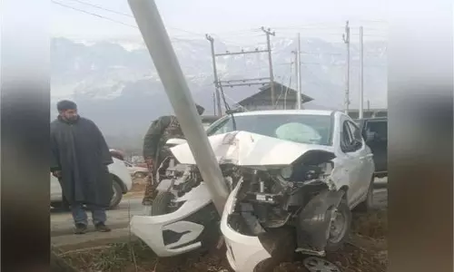 Jammu Kashmir:तेज रफ्तार वाहन ने खोया नियंत्रण,  दो महिलाएं घायल