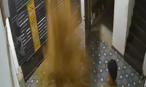 बोरिंग के दौरान जमीन फटा Video, पड़ोस में रहने वाला बाल-बाल बचा बोरिंग के दौरान जमीन फटा Video, पड़ोस में रहने वाला बाल-बाल बचा