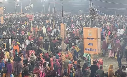 माघी पूर्णिमा पर वाराणसी के गंगा घाटों पर उमड़ा आस्था का सैलाब, श्रद्धालु लगा रहे पवित्र डुबकी माघी पूर्णिमा पर वाराणसी के गंगा घाटों पर उमड़ा आस्था का सैलाब, श्रद्धालु लगा रहे पवित्र डुबकी