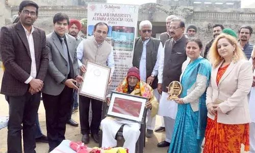 104 साल के बुजुर्ग पूर्व छात्र को Punjab यूनिवर्सिटी ने किया सम्मानित 104 साल के बुजुर्ग पूर्व छात्र को Punjab यूनिवर्सिटी ने किया सम्मानित