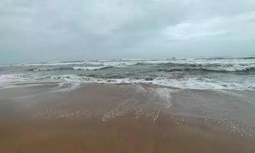 Odisha : पुरी समुद्र में नहाते समय महिला पर्यटक और उसके बेटे की डूबने से मौत हो गई Odisha : पुरी समुद्र में नहाते समय महिला पर्यटक और उसके बेटे की डूबने से मौत हो गई