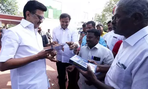Tamil Nadu सरकारी कर्मचारी संघ के पदाधिकारियों ने मुख्यमंत्री स्टालिन को एक याचिका सौंपी Tamil Nadu सरकारी कर्मचारी संघ के पदाधिकारियों ने मुख्यमंत्री स्टालिन को एक याचिका सौंपी