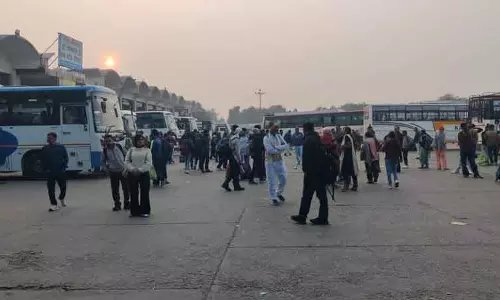 Kurukshetra कार्यक्रम के लिए बसों का रूट बदलने से यात्री फंसे Kurukshetra कार्यक्रम के लिए बसों का रूट बदलने से यात्री फंसे