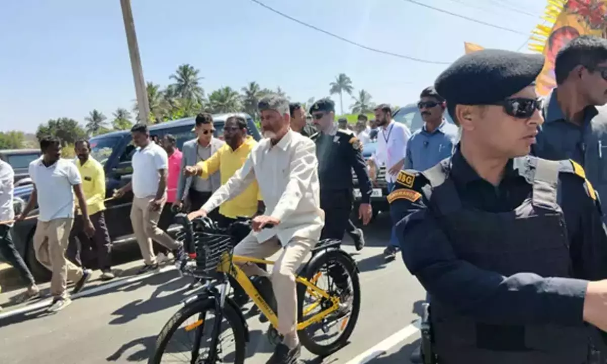 CM चंद्रबाबू ने कुप्पम में ई-साइकिल के रिकॉर्ड वितरण की सराहना की