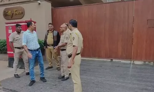 निर्देशक रोहित के शेट्टी टावर पर मिले फायरिंग के खोखे, घर पर गोलीबारी के निशान निर्देशक रोहित के शेट्टी टावर पर मिले फायरिंग के खोखे, घर पर गोलीबारी के निशान