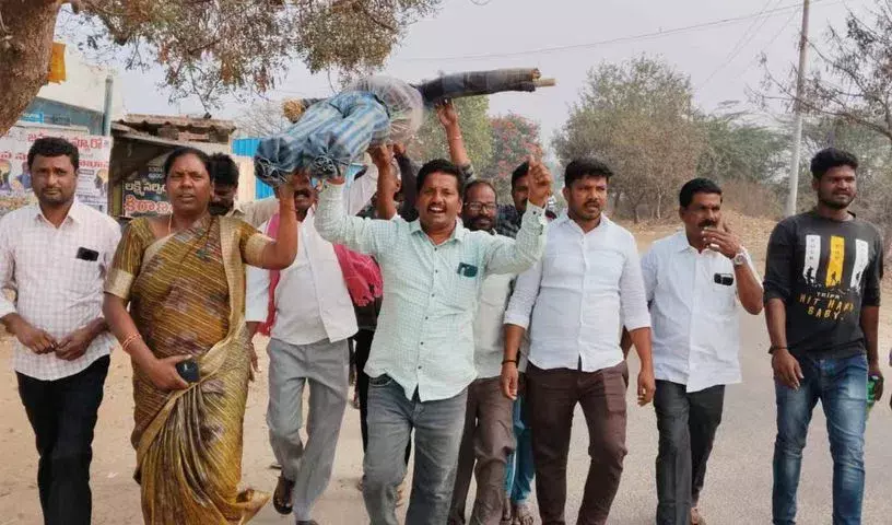 KCRs की एसआईटी जांच के खिलाफ BRS कार्यकर्ताओं ने पूरे तेलंगाना में विरोध प्रदर्शन किया
