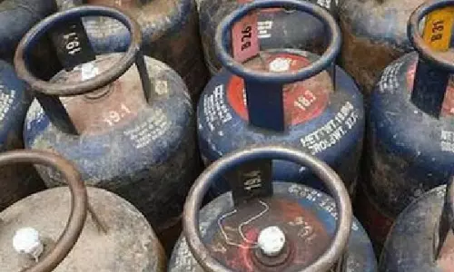 1 फरवरी से कमर्शियल LPG सिलेंडर की कीमतें 49 रुपये बढ़ीं 1 फरवरी से कमर्शियल LPG सिलेंडर की कीमतें 49 रुपये बढ़ीं