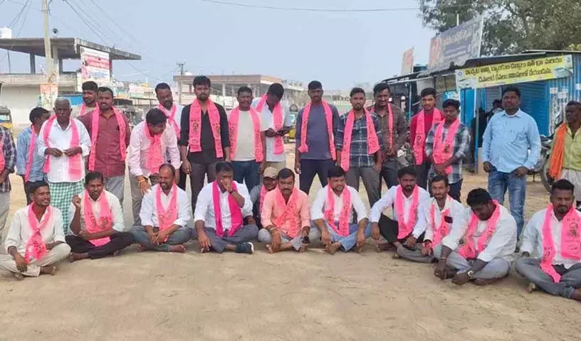 KCR को नोटिस दिए जाने के खिलाफ BRS कार्यकर्ताओं ने आदिलाबाद में विरोध प्रदर्शन KCR को नोटिस दिए जाने के खिलाफ BRS कार्यकर्ताओं ने आदिलाबाद में विरोध प्रदर्शन