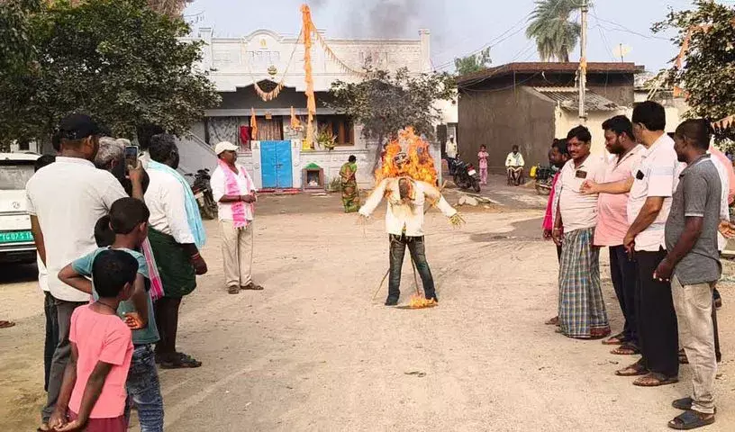 Karimnagar: बीआरएस ने केसीआर को एसआईटी नोटिस पर विरोध प्रदर्शन किया Karimnagar: बीआरएस ने केसीआर को एसआईटी नोटिस पर विरोध प्रदर्शन किया