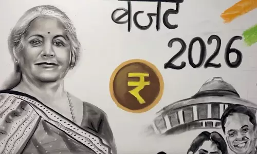 Budget 2026: यूपी के कलाकार ने निर्मला सीतारमण की भव्य प्रतिमा बनाई