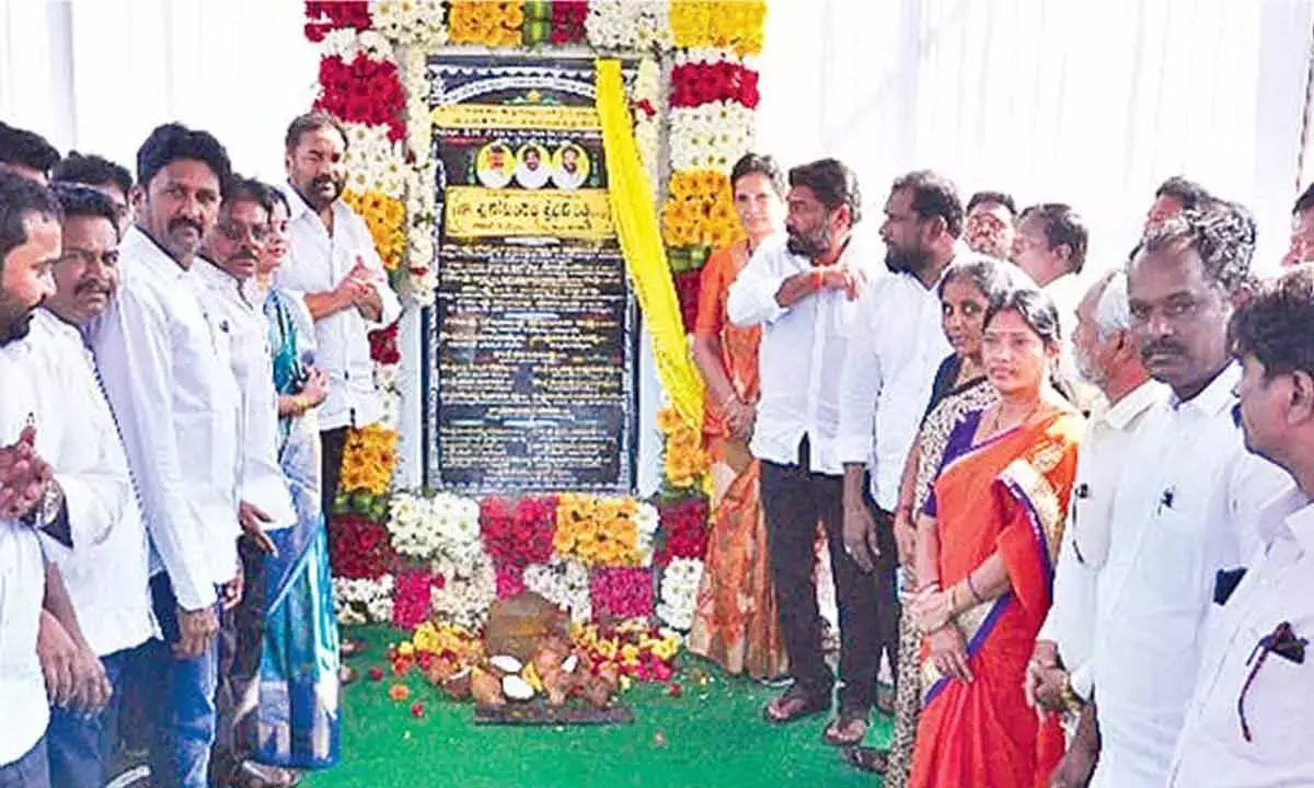 नेल्लोर ग्रामीण विकास के पथ पर: Kotamreddy नेल्लोर ग्रामीण विकास के पथ पर: Kotamreddy