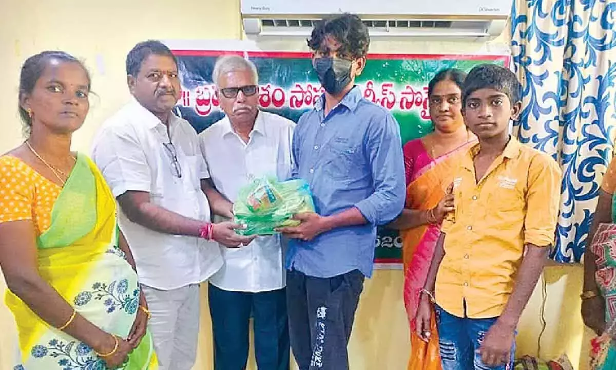 Andhra: एड्स से प्रभावित लोगों को न्यूट्रिशनल किट बांटे गए