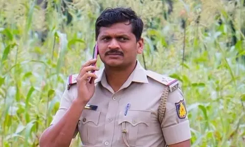 Tumakuru ग्रामीण PSI को 40,000 रुपये की रिश्वत लेते हुए लोकायुक्त ने पकड़ा Tumakuru ग्रामीण PSI को 40,000 रुपये की रिश्वत लेते हुए लोकायुक्त ने पकड़ा