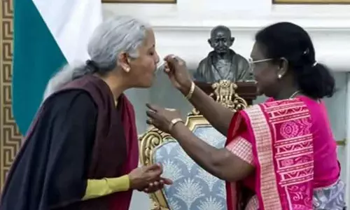 Delhi बजट भाषण से पहले, राष्ट्रपति मुर्मू ने वित्त मंत्री सीतारमण को दही चीनी खिलाई