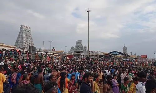 Thaipusam : तिरुचेंदूर मुरुगन मंदिर में लाखों भक्तों ने भगवान मुरुगन के दर्शन किए