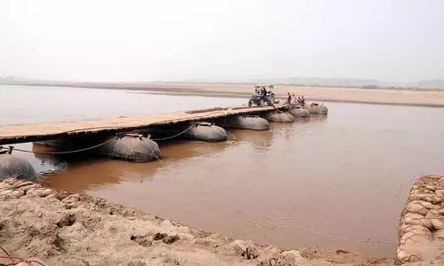 खतरनाक पुल के कारण Ravi River के उस पार के गांवों से गन्ने की आवाजाही बाधित हो रही खतरनाक पुल के कारण Ravi River के उस पार के गांवों से गन्ने की आवाजाही बाधित हो रही