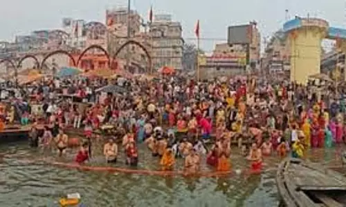 Varanasi: माघ पूर्णिमा पर गंगा के घाटों पर उमड़ा श्रद्धालुओं का सैलाब Varanasi: माघ पूर्णिमा पर गंगा के घाटों पर उमड़ा श्रद्धालुओं का सैलाब