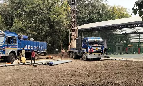 Bhopal : सरकारी ज़मीन पर अवैध ट्यूबवेल ड्रिलिंग का आरोप Bhopal : सरकारी ज़मीन पर अवैध ट्यूबवेल ड्रिलिंग का आरोप
