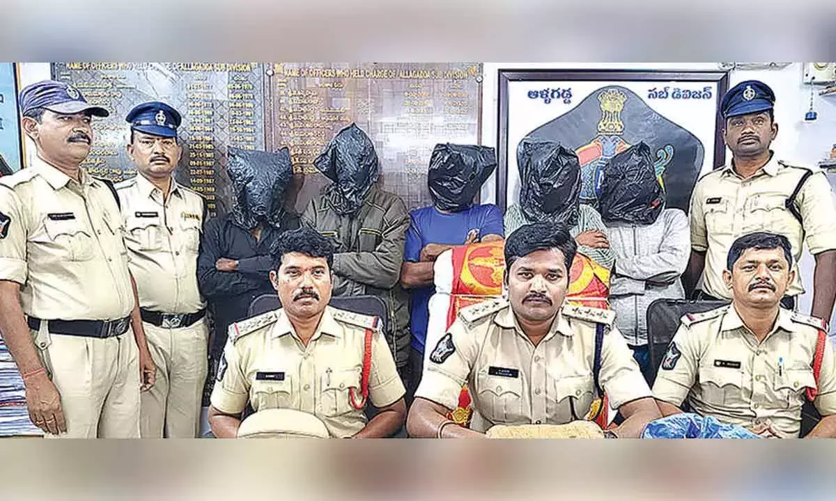 Andhra: गांजा तस्करी रैकेट का भंडाफोड़, पांच गिरफ्तार, 6 किलो नशीला पदार्थ जब्त Andhra: गांजा तस्करी रैकेट का भंडाफोड़, पांच गिरफ्तार, 6 किलो नशीला पदार्थ जब्त