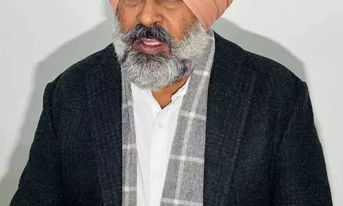 स्कूलों को AAP के झंडे के रंगों में रंगना गलत है, विधायक ने कहा