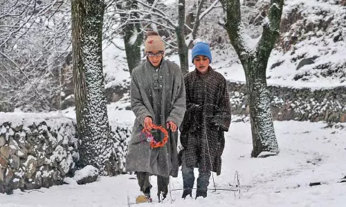 Kashmir में रात का तापमान शून्य से नीचे