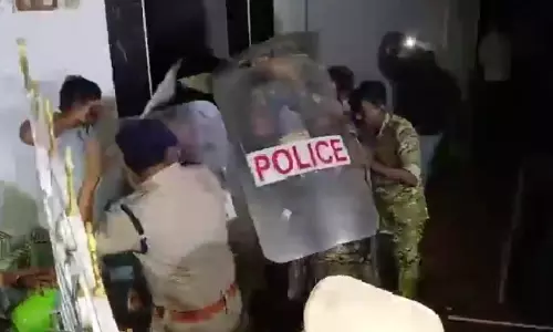 Ambati Rambabu को गुंटूर में पुलिस ने गिरफ्तार किया Ambati Rambabu को गुंटूर में पुलिस ने गिरफ्तार किया