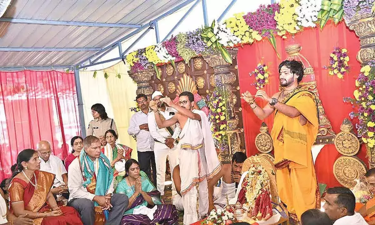Telangana: भगवान बालाजी के भव्य दिव्य विवाह के साथ गंगापुरी जतरा की शुरुआत Telangana: भगवान बालाजी के भव्य दिव्य विवाह के साथ गंगापुरी जतरा की शुरुआत