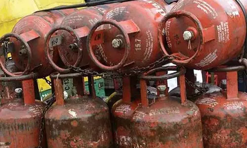 चेन्नई में कमर्शियल LPG सिलेंडर की कीमत में 50 रुपये की बढ़ोतरी, घरेलू दरें अपरिवर्तित चेन्नई में कमर्शियल LPG सिलेंडर की कीमत में 50 रुपये की बढ़ोतरी, घरेलू दरें अपरिवर्तित