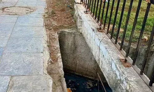 Chennai: चिटलापक्कम के निवासी खुले नालों को लेकर शिकायत कर रहे Chennai: चिटलापक्कम के निवासी खुले नालों को लेकर शिकायत कर रहे