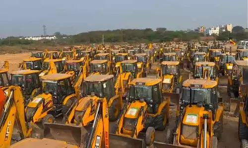 JCB मालिकों ने उचित कीमत की मांग को लेकर विरोध प्रदर्शन किया
