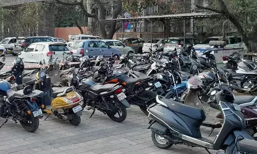 Pune : नल स्टॉप मेट्रो पर पार्किंग की अपर्याप्त व्यवस्था से यात्रियों को रोज़ाना परेशानी होती है Pune : नल स्टॉप मेट्रो पर पार्किंग की अपर्याप्त व्यवस्था से यात्रियों को रोज़ाना परेशानी होती है
