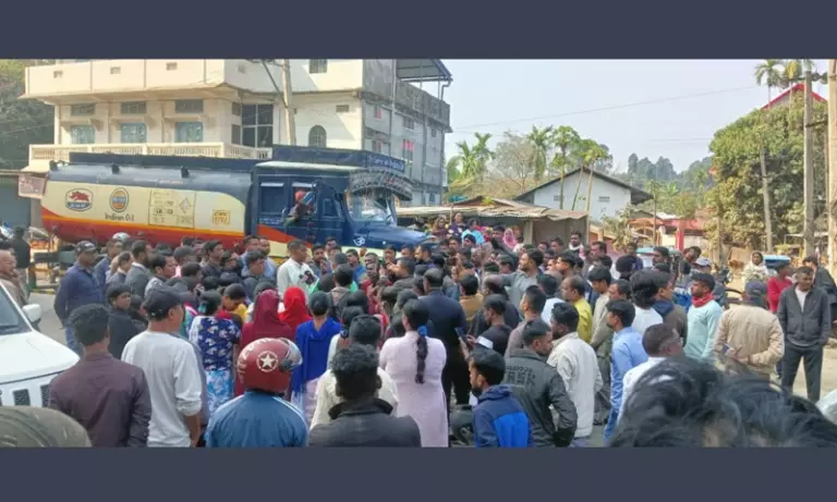 NH-38 चौड़ीकरण के काम पर रोक, डिगबोई में लोगों ने सड़कों पर किया विरोध NH-38 चौड़ीकरण के काम पर रोक, डिगबोई में लोगों ने सड़कों पर किया विरोध