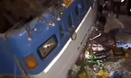 Tamil Nadu के अरियालुर में श्रद्धालुओं को ले जा रही बस दुर्घटनाग्रस्त हो गई Tamil Nadu के अरियालुर में श्रद्धालुओं को ले जा रही बस दुर्घटनाग्रस्त हो गई