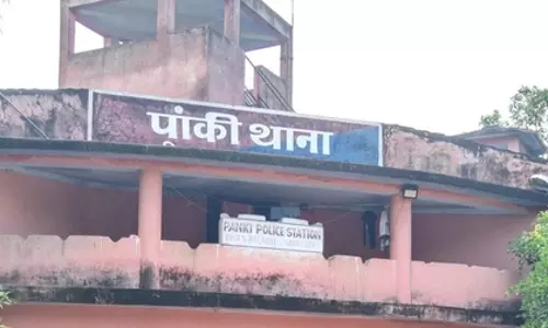 Palamu में एक ही परिवार के तीन लोगों की हत्या, किशोर लड़की की हालत गंभीर Palamu में एक ही परिवार के तीन लोगों की हत्या, किशोर लड़की की हालत गंभीर