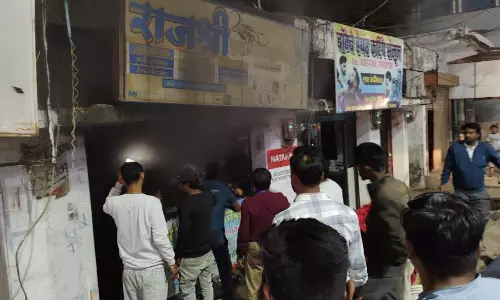 इलेक्ट्रॉनिक दुकान में आग लगने से कारोबारी को हुआ भारी नुकसान
