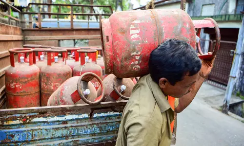 कमर्शियल LPG की कीमत में 49 रुपये की बढ़ोतरी, घरेलू सिलेंडर की दरें अपरिवर्तित कमर्शियल LPG की कीमत में 49 रुपये की बढ़ोतरी, घरेलू सिलेंडर की दरें अपरिवर्तित