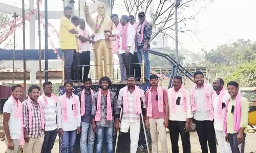KCR को दिए गए SIT नोटिस के खिलाफ काले बैज लगाकर विरोध प्रदर्शन